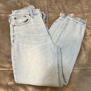A&F - HIGH RISE MOM JEAN - LIGHT WASH - 28/6R
